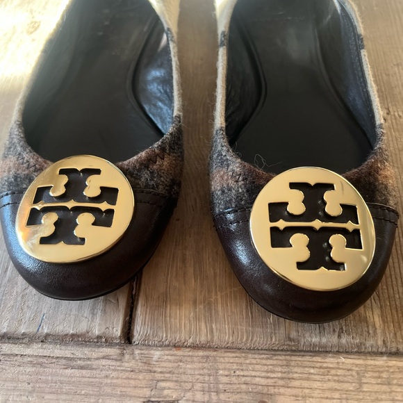 Tory Burch Women's Plaid Flats with Gold Logo shoes - Picture 2 of 13
